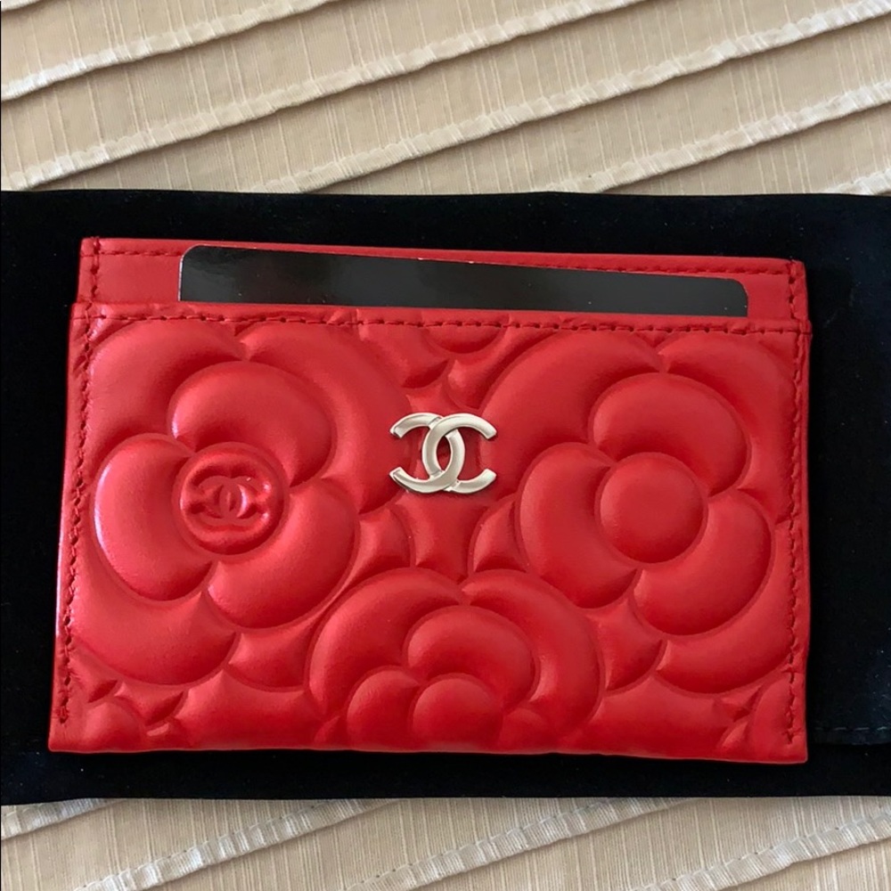 Brand New Chanel Camellia embossed card case - red